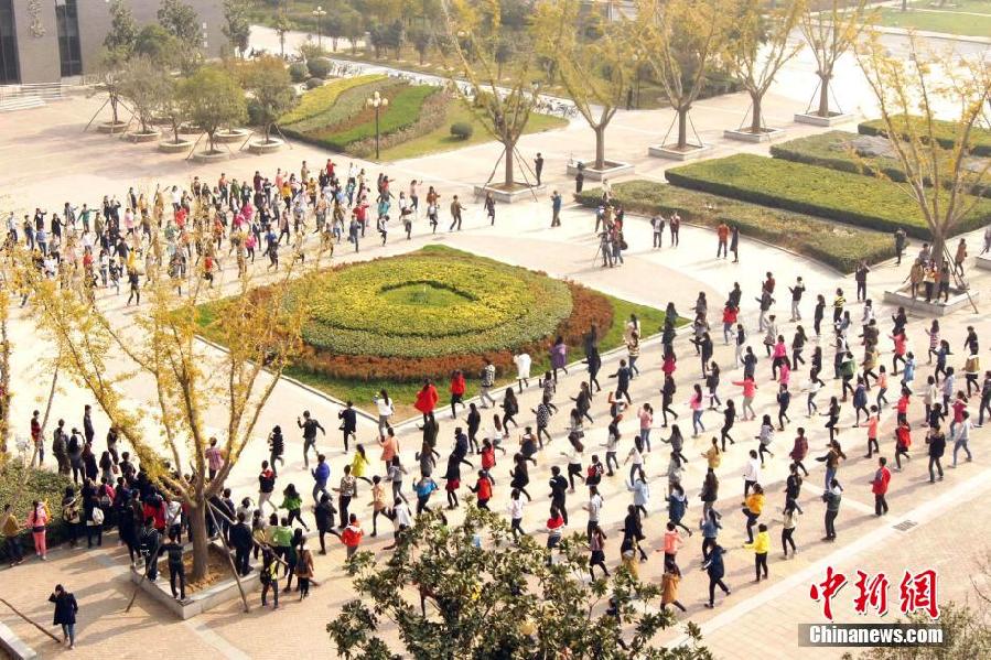 11月11日，河南財(cái)經(jīng)政法大學(xué)校園內(nèi)，300名在校大學(xué)生在上演了一出“光棍”也瘋狂的“快閃”大戲。