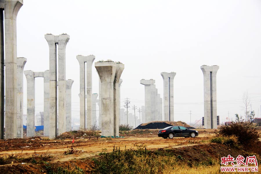 施工項(xiàng)目部偶爾會(huì)有車輛來(lái)往。
