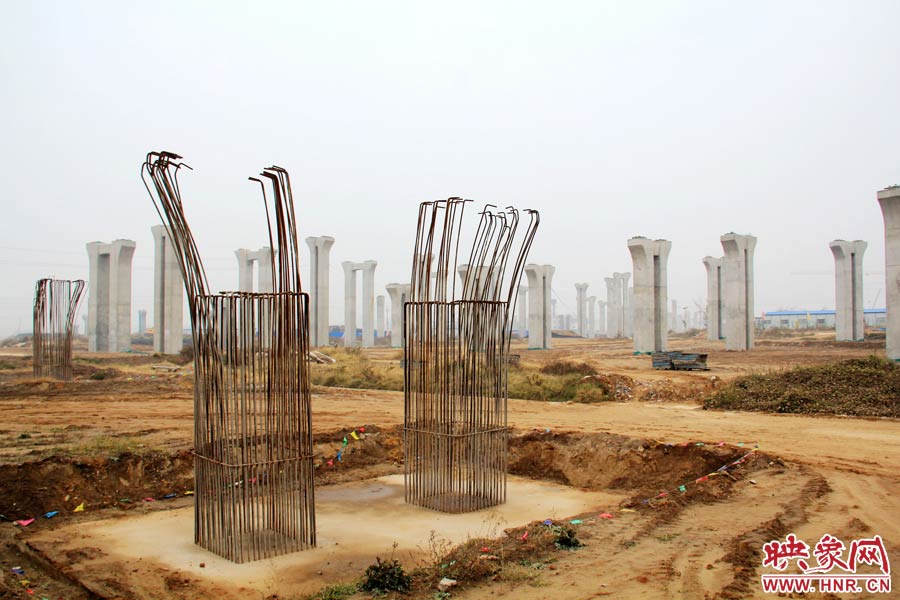 位于鄭州市南四環(huán)的京廣快速路南延工程已經(jīng)停工數(shù)月，現(xiàn)場(chǎng)幾百根橋墩已經(jīng)架起，場(chǎng)面甚是“震撼”。