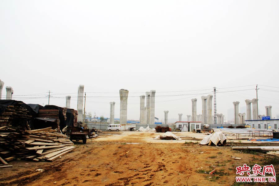 項(xiàng)目已經(jīng)停工數(shù)月，施工工地上很難見(jiàn)到工人，設(shè)備也很少。