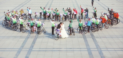 騎友們圍成一個(gè)“心”形，郝幸福在心尖上深情地親吻著新娘。