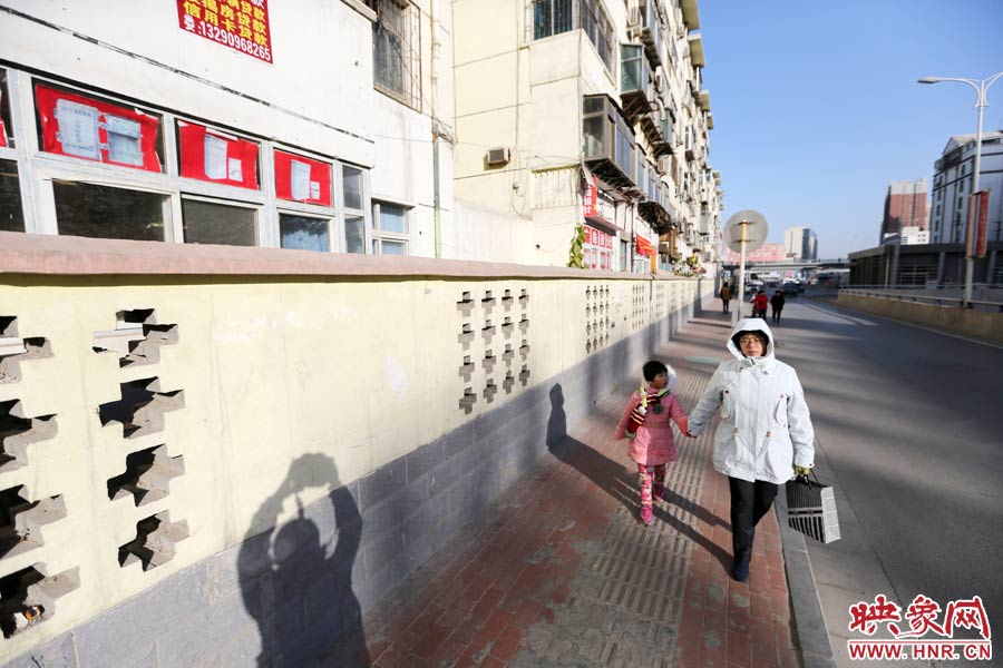 市民從墻外走過(guò)。