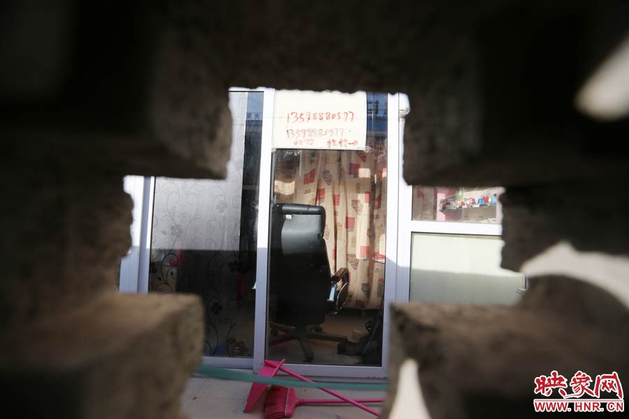 透過(guò)墻上的格子，可以看到里面的一切。