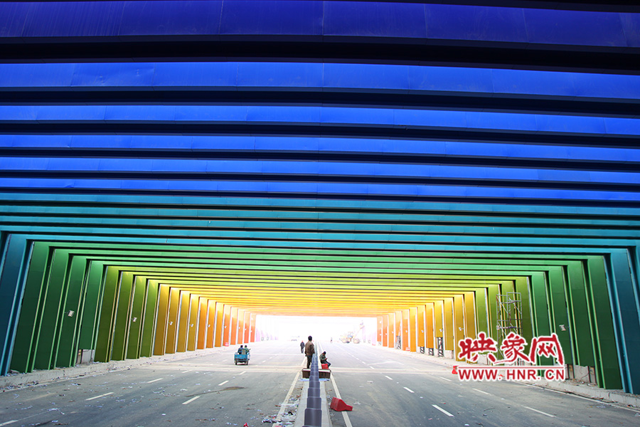 出隧道時(shí)由顏色過(guò)渡為紫色。