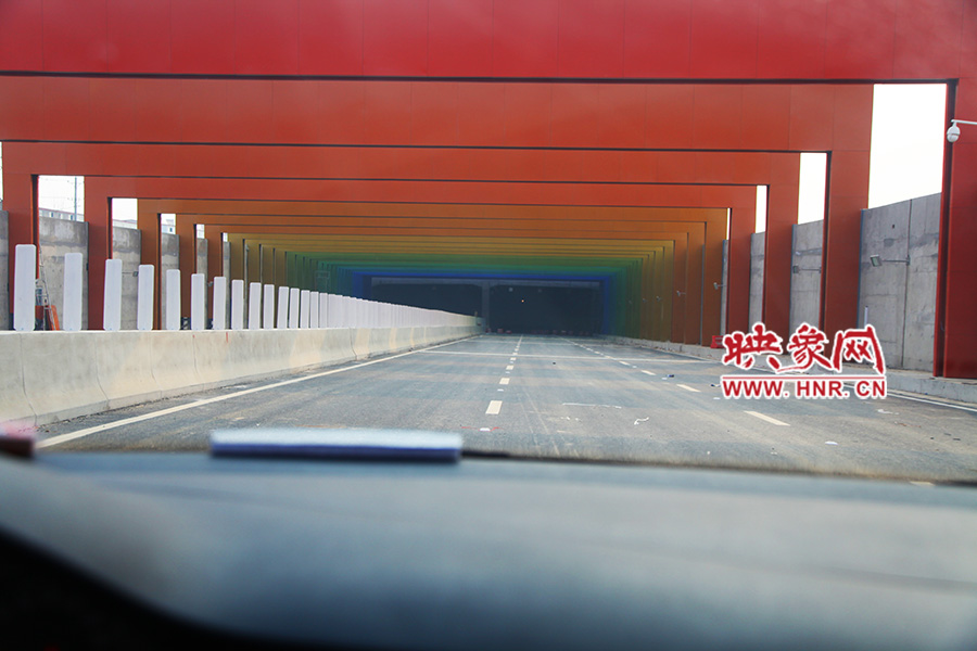 進(jìn)隧道時(shí)，由明到暗。