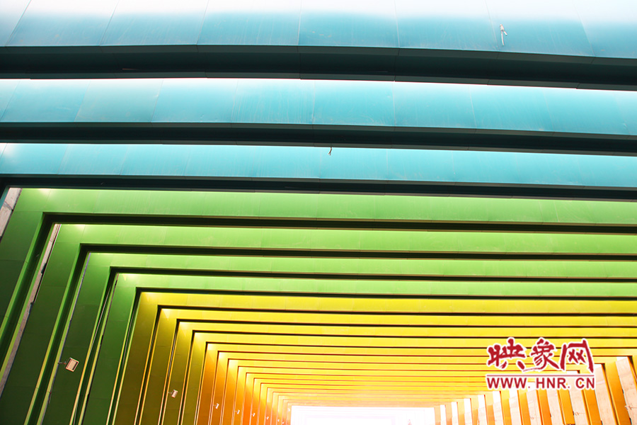 線條的明暗變化令人感覺(jué)夢(mèng)幻般神奇。