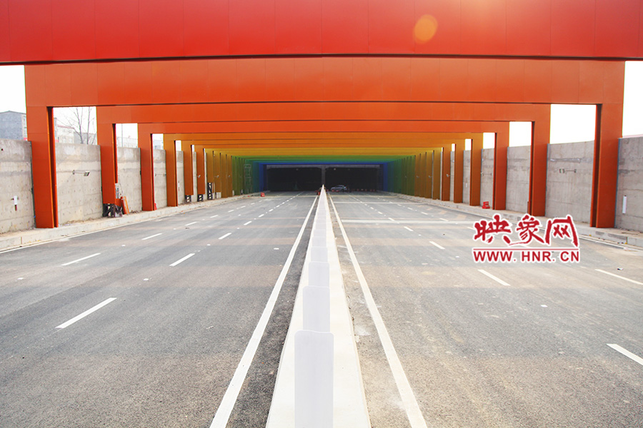 記者駕車體驗(yàn)。