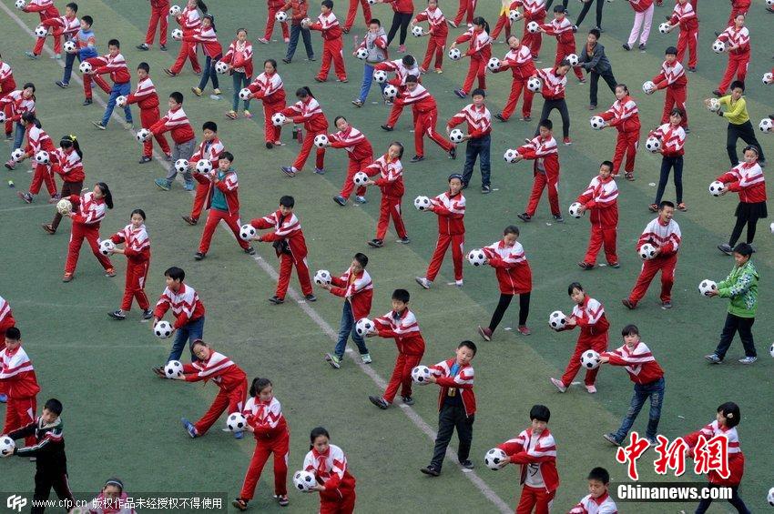 洛陽推進(jìn)校園足球普及 學(xué)生跳起“足球操”