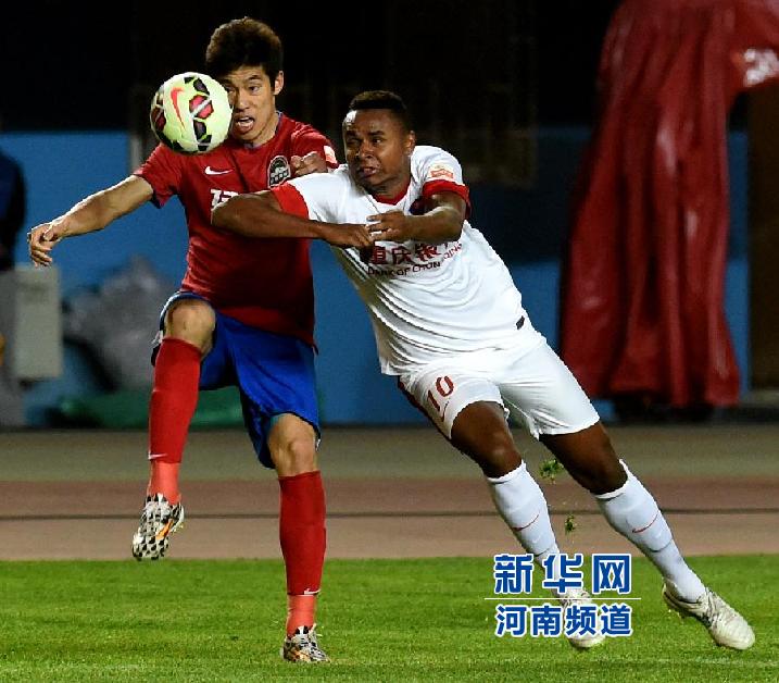 重慶力帆隊(duì)隊(duì)員科爾霍（右）在比賽中拼搶。