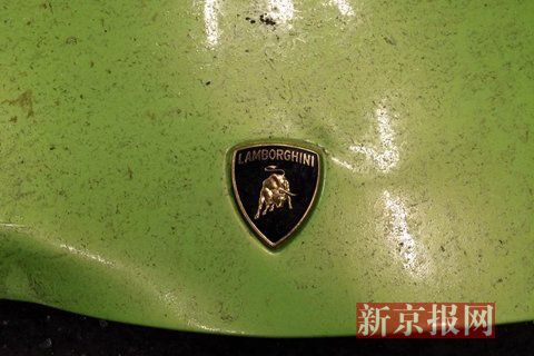 一輛蘭博基尼與一輛法拉利發(fā)生事故，現(xiàn)場(chǎng)狀況慘烈