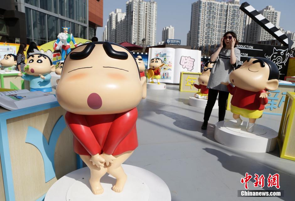 4月22日，游客參觀蠟筆小新特展?！跋灩P小新25周年紀念特展”日前在北京開展