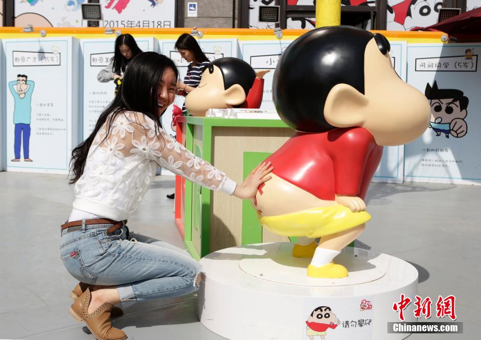 4月22日，游客與蠟筆小新合影?！跋灩P小新25周年紀念特展”日前在北京開展，吸引了不少市民游客。