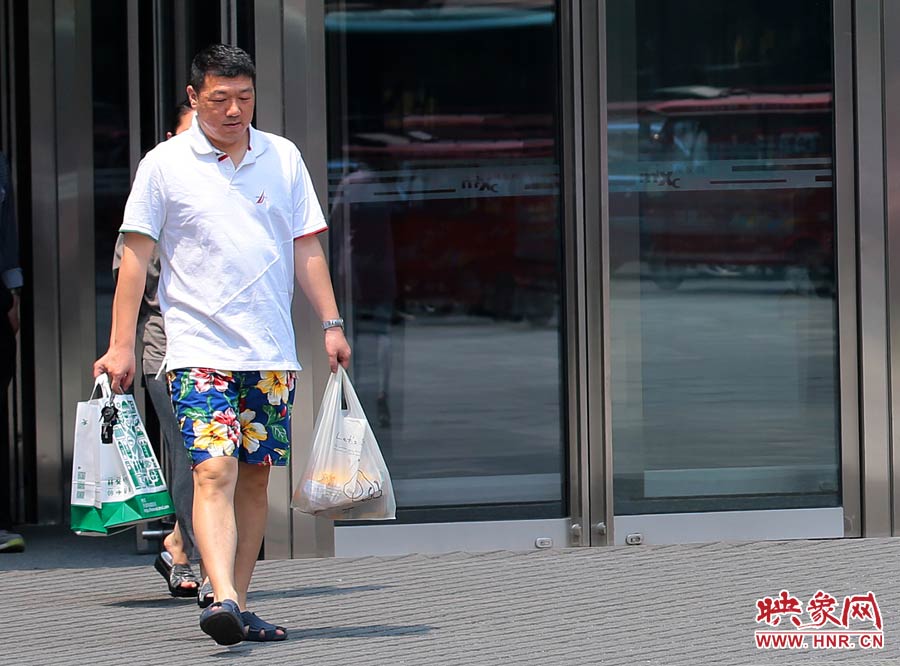 褲頭、T恤的裝束依然提前入夏