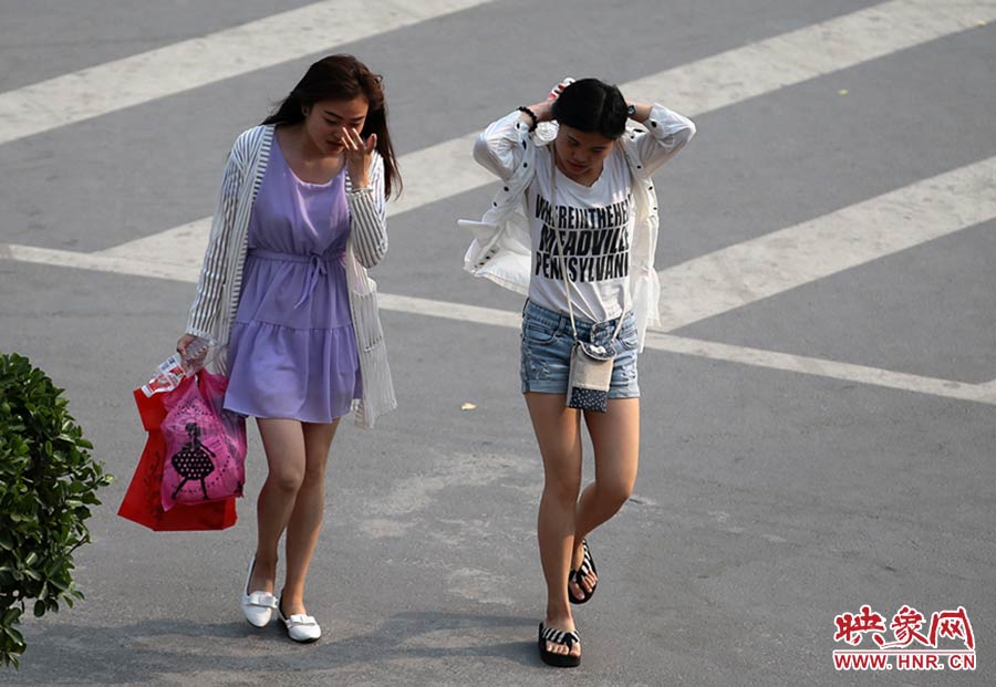 太熱了，還是把頭發(fā)扎起來