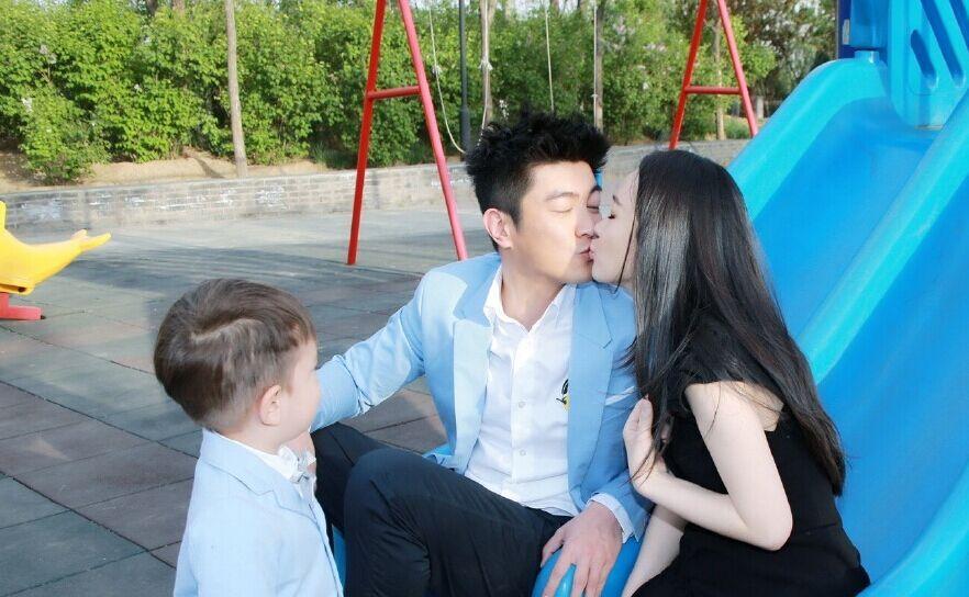 霍思燕與老公親吻,兒子看呆。霍思燕附言:“超級愛你們!520快樂!”