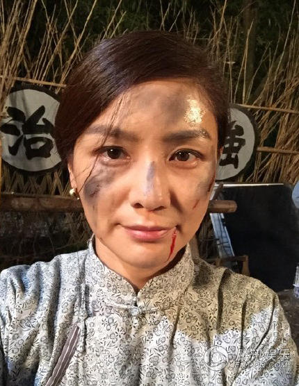 胡可曬出滿面塵土的自拍并向老公沙溢撒嬌道:“好吧,改一下,他日若我如此,你可還會愛我?@沙溢?！? width=