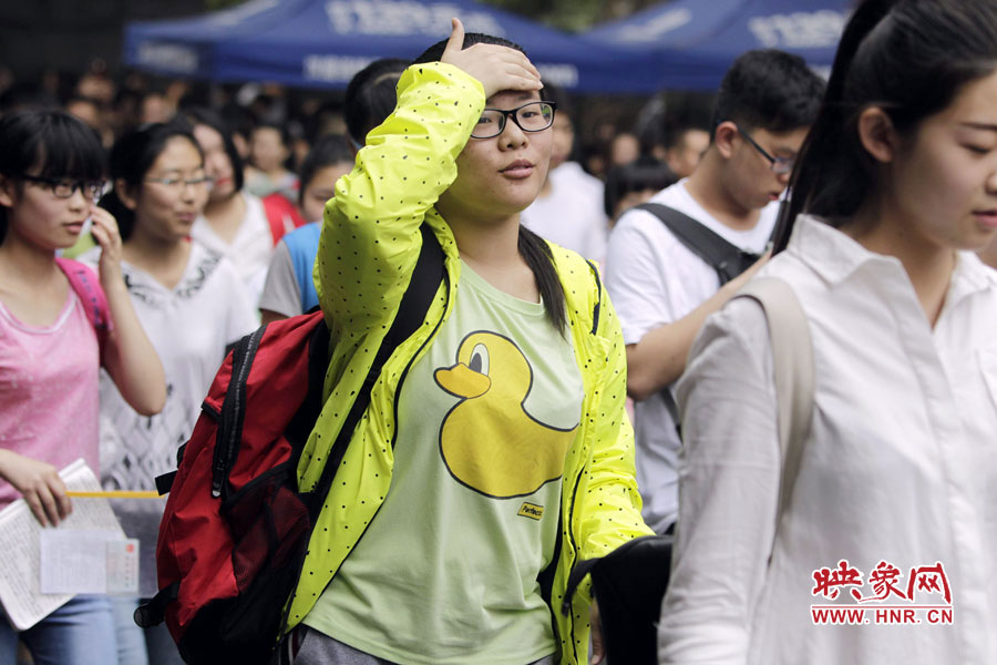 鄭州回中考點，考生輕松入場。