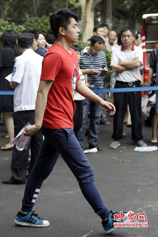 鄭州回中考點，考生自信入場。