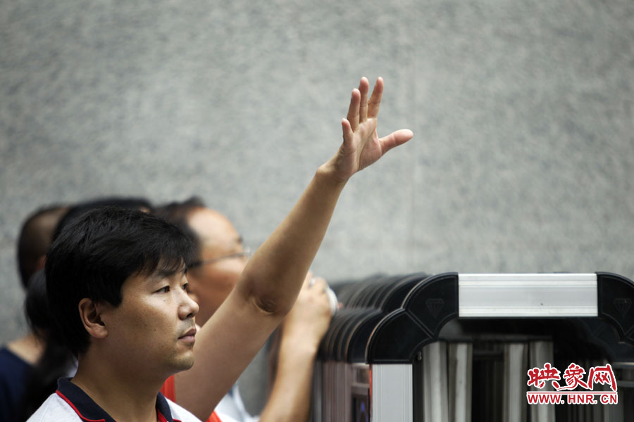 6月7日，鄭州回中考點?！昂?，我在這兒！”一名家長招呼自己的孩子