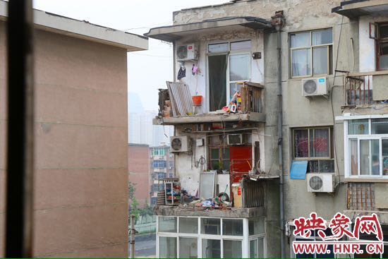 樓上多處陽(yáng)臺(tái)出現(xiàn)裂縫，隨時(shí)有掉落危險(xiǎn)