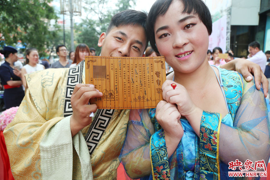 一對(duì)兒情侶現(xiàn)場(chǎng)展示“賣(mài)身契”內(nèi)容。