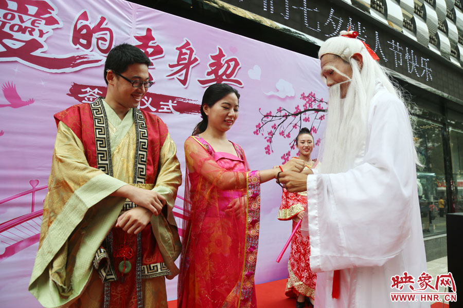 “月老”為每對(duì)情侶綁定“愛(ài)你一輩子”情侶手鏈。