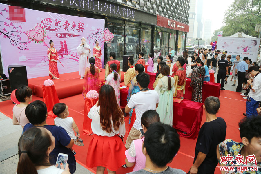 活動(dòng)現(xiàn)場(chǎng)，聚集了大量圍觀群眾。