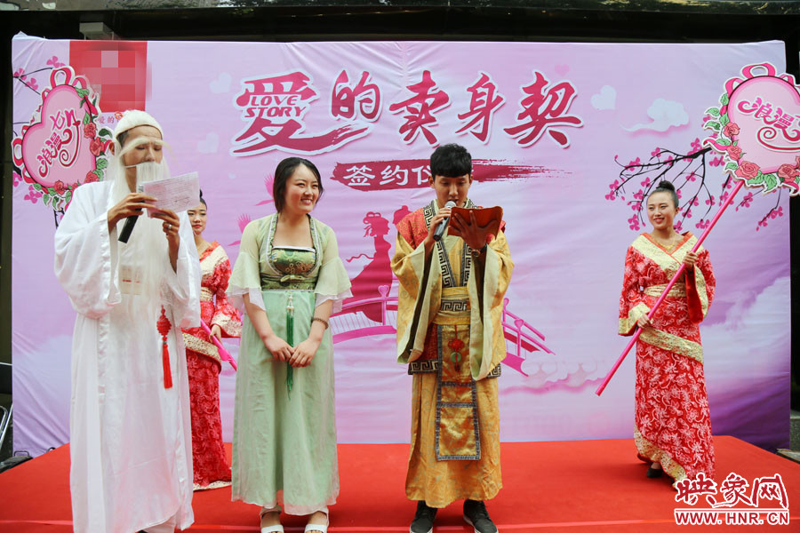 男子現(xiàn)場(chǎng)宣讀“賣(mài)身契”的內(nèi)容，讓大家作證。