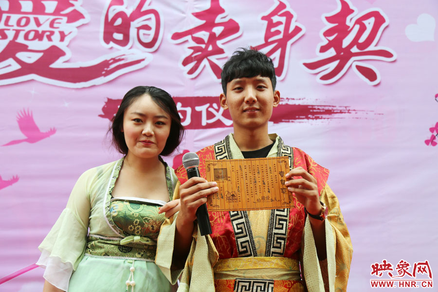 現(xiàn)場(chǎng)的8名男子異口同聲地表示，如違反此契約，可以接受處以極刑。