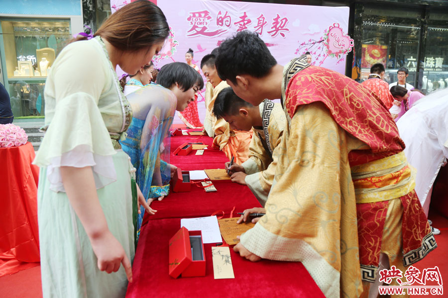 在“月老”的見(jiàn)證下，8名男子簽下代表真摯愛(ài)情的“賣(mài)身契”。