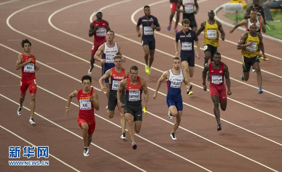 中國隊(duì)選手謝震業(yè)（左前）在比賽中。