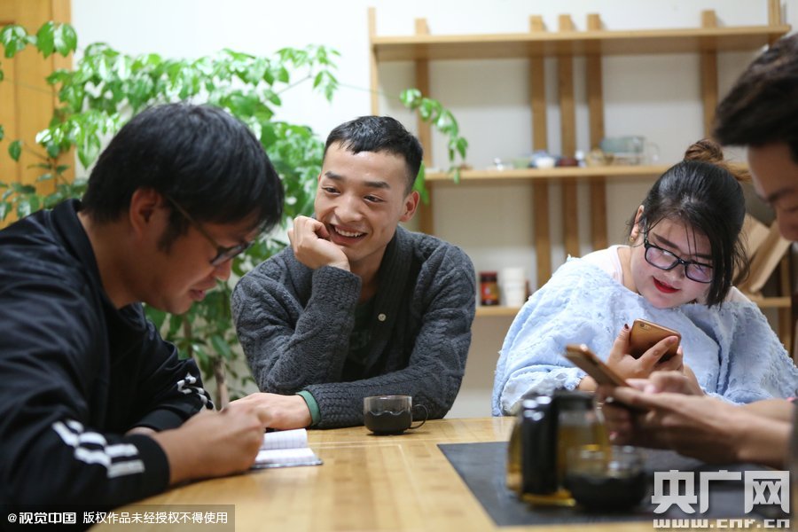 網(wǎng)絡(luò)紅人葉良辰現(xiàn)身浙江臺(tái)州，接受記者的專訪。