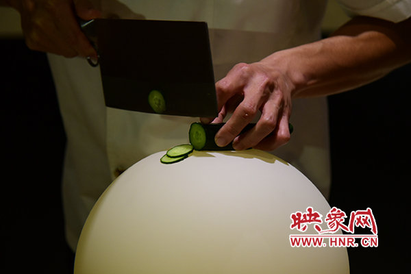 在面團(tuán)氣球上切菜。