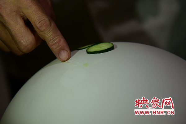 在面團(tuán)氣球上切菜。