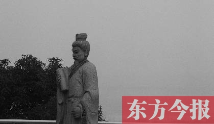 23日，從中原福塔基座平臺(tái)看向世紀(jì)歡樂園的景象