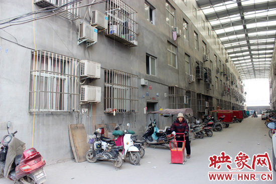 三棟居民樓沒有任何手續(xù)，沒有房產證，售價超級低。