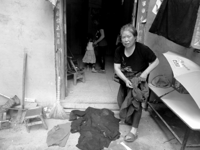 侯見志的母親拿出老伴受傷時(shí)穿的血衣。京華時(shí)報(bào)記者鄭羽佳攝