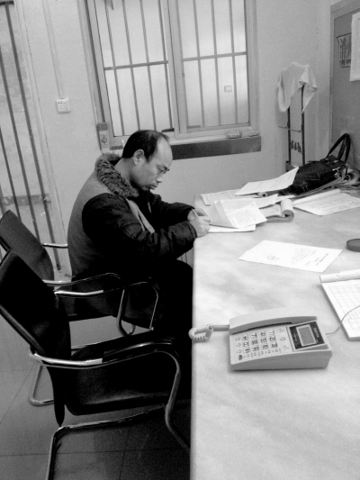 侯見志在看守所中簽署上訴書。律師供圖