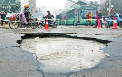 　路面陷了個(gè)大坑，下面是自來(lái)水公司的主管道。
