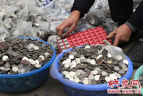 這筆“巨資”大部分已被員工清點好，都是1元硬幣，每500元用一小袋裝起來。