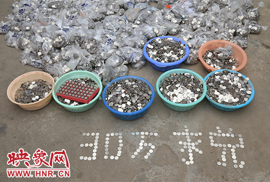 據(jù)負責清點“巨資”的張大爺介紹，這筆“巨資”積攢了兩個月左右，有30萬左右，重達3000多斤。