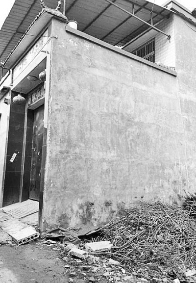 李曉陽跳下來的位置位于家里的二樓平臺上，距離地面五六米高。