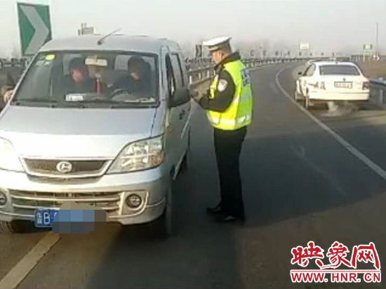 2月3日，一名男子因錯(cuò)過(guò)了路口不顧自身安全竟然在高速上逆行，被焦作高速交警逮個(gè)正著。