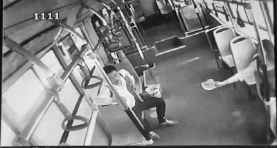 小情侶公交車上旁若無人吃西瓜，弄臟車廂環(huán)境引不滿。