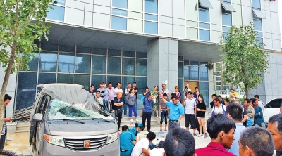 被砸面包車主駕駛室頂部凹陷嚴(yán)重