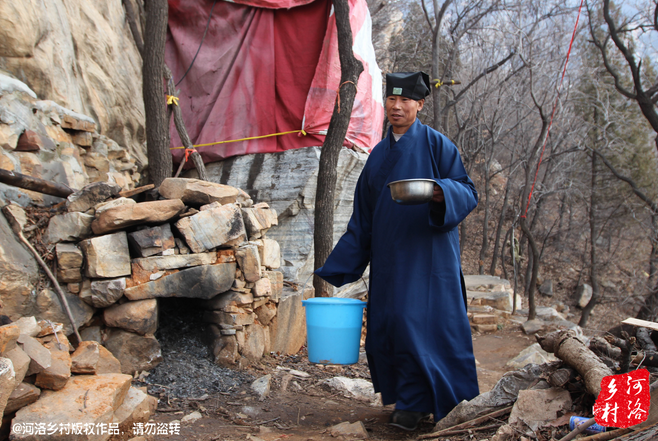 崔道長(zhǎng)原籍東北，兩年前還只是一個(gè)普通的農(nóng)民工，領(lǐng)著交往了半年的女朋友，住進(jìn)了工棚。工棚里人員復(fù)雜，一次偶然的機(jī)會(huì)，他發(fā)現(xiàn)女朋友似乎和工頭有染，求證的過(guò)程中，挨了揍。