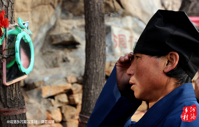 在一個(gè)下著雨的傍晚，他的行李被兩個(gè)五大三粗的壯漢，扔出了工棚。他于是一路南下，沿路打聽(tīng)著少林寺，來(lái)到登封，打算學(xué)得一兩手功夫，回去報(bào)仇。在少林寺附近徘徊數(shù)日，因無(wú)人引薦，花光了身上所有的錢(qián)，也沒(méi)能進(jìn)入少林寺。