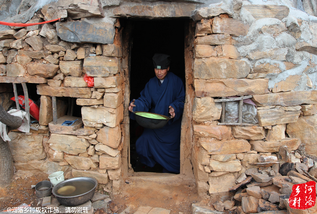 老崔走投無(wú)路中，跟著一個(gè)在嵩山后山修行的道士上了山，找了個(gè)半山腰前人堆砌出來(lái)的石屋安身。