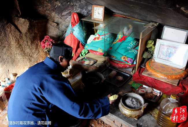 山上很少見(jiàn)到陌生人，所有的出家人也都有自己的生活。誦經(jīng)焚香，成了老崔的日常。