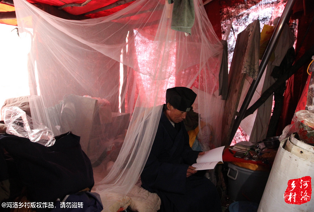 鄰居因?yàn)榱獯?，弄壞了他幾根肋骨，他要求鄰居一萬(wàn)塊錢(qián)賠償，經(jīng)有關(guān)部門(mén)協(xié)調(diào)，最終以八千塊錢(qián)了結(jié)。老崔理直氣壯的說(shuō)：這不是對(duì)我的賠償，這是褻瀆女?huà)z娘娘的懲罰。